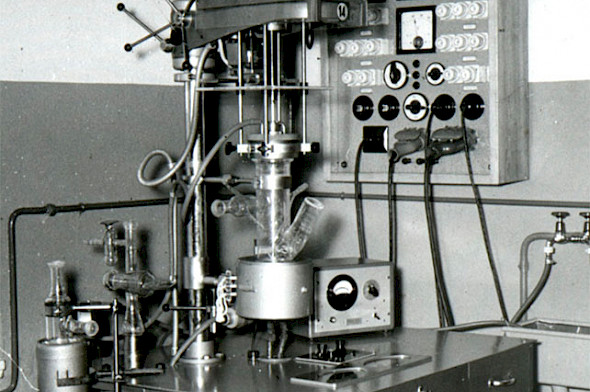 Czochralski growth machine for 1“ Ge single crystals in 1963 Czochralski growth machine for 1“ Ge single crystals in 1963