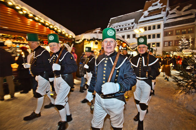 Freiberger Christmarkt. Bergparade im Fackelschein.